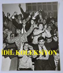 1967 HÜRRİYET ALTIN MİKROFON YARIŞMASI ANADOLU TURU ORİJİNAL BÜYÜK BOY FOTOĞRAFI - 20,5 x 17 cm EBADINDA - 1967 ALTIN MİKROFON YARIŞMASI ANKARA KONSERİNDE SALONDA DİNLEYİCİLERİN ALKIŞ TUTTUKLARI ANDA ÇEKİLMİŞ BİR KARE