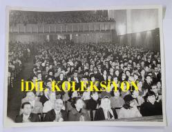 1967 HÜRRİYET ALTIN MİKROFON YARIŞMASI ANADOLU TURU ORİJİNAL BÜYÜK BOY FOTOĞRAFI - 24 x 18 cm EBADINDA - 1967 ALTIN MİKROFON YARIŞMASINDA YERLERİNİ ALAN DİNLEYİCİLERİ GÖSTEREN BİR KARE