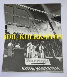 1967 HÜRRİYET ALTIN MİKROFON YARIŞMASI ANADOLU TURU ORİJİNAL FOTOĞRAFI - 14,5 x 12 cm EBADINDA - 1967 ALTIN MİKROFON YARIŞMASINDA YARIŞMACILAR SAHNEDE YERLERİNİ ALDIKLARINDA ÇEKİLMİŞ BİR KARE