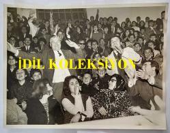 1967 HÜRRİYET ALTIN MİKROFON YARIŞMASI ANADOLU TURU ORİJİNAL BÜYÜK BOY FOTOĞRAFI - 24 x 18 cm EBADINDA - 1967 ALTIN MİKROFON YARIŞMASINDA İZMİR KONSERİNDE YERLERİNİ ALAN DİNLEYİCİLERİ GÖSTEREN BİR KARE