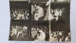 1967 HÜRRİYET ALTIN MİKROFON YARIŞMASI ANADOLU TURU ORİJİNAL FOTOĞRAFI - 24 x 18 cm EBADINDA - 1967 ALTIN MİKROFON YARIŞMASINDA İZMİR KONSERİNDE ÇEKİLMİŞ 12 FARKLI KARE TEK FOTOĞRAFTA. HER BİR KARE 5,5 x 5 cm EBADINDADIR