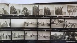 1967 HÜRRİYET ALTIN MİKROFON YARIŞMASI ANADOLU TURU ORİJİNAL FOTOĞRAFI - 24 x 16 cm EBADINDA - 1967 ALTIN MİKROFON YARIŞMASINDA ANTALYA'DA ÇEKİLMİŞ 25 FARKLI MİNİ KARE TEK FOTOĞRAFTA. HER BİR KARE 3 x 2,5 cm EBADINDA MİNİ BOYDADIR