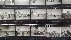 1967 HÜRRİYET ALTIN MİKROFON YARIŞMASI ANADOLU TURU ORİJİNAL FOTOĞRAFI - 24 x 16 cm EBADINDA - 1967 ALTIN MİKROFON YARIŞMASINDA ANTALYA'DA ÇEKİLMİŞ 25 FARKLI MİNİ KARE TEK FOTOĞRAFTA. HER BİR KARE 3 x 2,5 cm EBADINDA MİNİ BOYDADIR