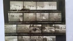 1967 HÜRRİYET ALTIN MİKROFON YARIŞMASI ANADOLU TURU ORİJİNAL FOTOĞRAFI - 24 x 18 cm EBADINDA - 1967 ALTIN MİKROFON YARIŞMASINDA PAMUKKALE'DE ÇEKİLMİŞ 28 FARKLI MİNİ KARE TEK FOTOĞRAFTA. HER BİR KARE 3 x 2,5 cm EBADINDA MİNİ BOYDADIR