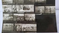 1967 HÜRRİYET ALTIN MİKROFON YARIŞMASI ANADOLU TURU ORİJİNAL FOTOĞRAFI - 24 x 18 cm EBADINDA - 1967 ALTIN MİKROFON YARIŞMASINDA PAMUKKALE'DE ÇEKİLMİŞ 28 FARKLI MİNİ KARE TEK FOTOĞRAFTA. HER BİR KARE 3 x 2,5 cm EBADINDA MİNİ BOYDADIR