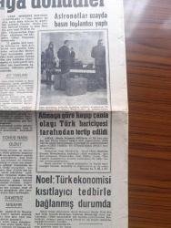 Yeni Gazete - Turkish Newspaper - 25 Kasım 1969 - My Lai katliamı başmakale - Aydan 36 kilo taş ve bir tüp bakteri getirdiler - İkinci ay fatihleri de dün dünyayı döndüler - Vietnam'da yeni katliam iddiaları - My Lai katliamı fotoğrafı 1,5 milyon liraya satıldı - astronotlar uzayda basın toplantısı yaptı - Atina'ya göre kayıp çanta olayı Türk hariciyeti tarafından tertip edildi - ortak Pazar komisyonu Genel Sekreteri Emilie Noel Türk ekonomisi kısıtlayıcı tedbirle bağlanmış durumda dedi - Profesör Orhan Aldıkaçtı Celal Bayar'ın Senatör olması için yüksek tahsil şart dedi - Stalin'in itibarı iade edilecek - Türkiye İşçi Partisi kongresinde Sadun Arenciler yine mağlup oldu - Hindistan'ın açlık tehlikesini yendiği açıklandı - Artvin öğretmen okulu'nda boykot başladı - Ursula Andress ve Brigitte Bardot artık soyunmayacağız dediler Fotoğrafı - Sophia Loren motosiklet kazası geçirdi fotoğraf - ressam Cihat Burak resimde yeni bir metot tatbik ediyor Fotoğrafı - Manken Katia açıkladı Fotoğrafı