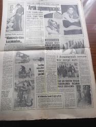 Yeni Gazete - Turkish Newspaper - 25 Kasım 1969 - My Lai katliamı başmakale - Aydan 36 kilo taş ve bir tüp bakteri getirdiler - İkinci ay fatihleri de dün dünyayı döndüler - Vietnam'da yeni katliam iddiaları - My Lai katliamı fotoğrafı 1,5 milyon liraya satıldı - astronotlar uzayda basın toplantısı yaptı - Atina'ya göre kayıp çanta olayı Türk hariciyeti tarafından tertip edildi - ortak Pazar komisyonu Genel Sekreteri Emilie Noel Türk ekonomisi kısıtlayıcı tedbirle bağlanmış durumda dedi - Profesör Orhan Aldıkaçtı Celal Bayar'ın Senatör olması için yüksek tahsil şart dedi - Stalin'in itibarı iade edilecek - Türkiye İşçi Partisi kongresinde Sadun Arenciler yine mağlup oldu - Hindistan'ın açlık tehlikesini yendiği açıklandı - Artvin öğretmen okulu'nda boykot başladı - Ursula Andress ve Brigitte Bardot artık soyunmayacağız dediler Fotoğrafı - Sophia Loren motosiklet kazası geçirdi fotoğraf - ressam Cihat Burak resimde yeni bir metot tatbik ediyor Fotoğrafı - Manken Katia açıkladı Fotoğrafı