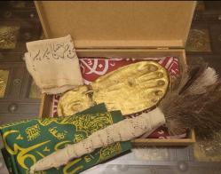 LOT.2 » BÜYÜK SET HALİNDE, KADEMİ ŞERİF, DESTİMALİ ŞERİF, RAVZA SÜPÜRGE VE GEYLANİ TÜRBE ÖRTÜSÜ AHŞAP KUTUDA