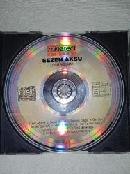 CD Sezen Aksu Sen ağlama albümü. orijinal minareci İsviçre baskı. kartoneti yok. Dinlemeyi etkilemeyen çizikler var sorunsuz çalışıyor.