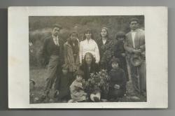 ÇİÇEKLİ ÇOCUKLU ESKİ BİR AİLE FOTOĞRAFI...