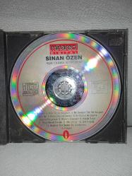 CD Sinan Özen Aşık olmak istiyorum albümü. Orijinal minareci Alman baskı. kartoneti yok. Dinlemeyi etkilemeyen yoğun çizikler var. sorunsuz çalışıyor.