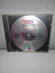 CD Sinan Özen Aşık olmak istiyorum albümü. Orijinal minareci Alman baskı. kartoneti yok. Dinlemeyi etkilemeyen yoğun çizikler var. sorunsuz çalışıyor.