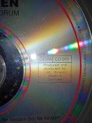 CD Sinan Özen Aşık olmak istiyorum albümü. Orijinal minareci Alman baskı. kartoneti yok. Dinlemeyi etkilemeyen yoğun çizikler var. sorunsuz çalışıyor.