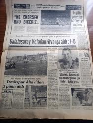 Akşam Gazetesi - Turkish Newspaper - 16 Eylül 1968 - Kürdistan dosyası yazan Hulusi Turgut yazı dizisi - Barzani Türkiye İslam aleminin tek lideridir dedi - Maliye Bakanı Cihat Bilgehan'ın gazetemize demirci emeklilikte maaşın yüzde 70'i verilecek - Yeşilada Türkleri şikayetçi - Sovyetler pilotsuz uzay aracı fırlattı - Süleyman Demirel Doğu gezisine çıkıyor - ilkokullarda ikili öğretim kalkıyor - Demirel gitgide çirkinleşiyor yazan Çetin Altan - Karaoğlan yazan Ve çizen Suat Yalaz - Ankara İstanbul İzmir Çukurova Radyosu Programı - Galatasaray Vefadan rövanşı aldı - İngiliz yazarları Manchester City'i anlattı - Oslo antrenörü iddialı konuşuyor Altay göz dolduran bir ekip ama biz gözden çok fileleri doldururuz dedi - İzmirspor Altay'dan 2 puan aldı - Ayfer Feray topluluğu da kampanyamıza katıldı fotoğraf - komünizmi tel'in mitingi yapıldı - doktor Suphi Baykam 3. Sektörü açıkladı - uçan daire nişanlıları takip etti - 30 genç Albay emekliliklerini istedi - Ahmet Mithat Berberoğlu Foto