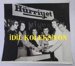 1967 HÜRRİYET ALTIN MİKROFON YARIŞMASI BİRİNCİSİ MAVİ ÇOCUKLAR'IN ORİJİNAL BÜYÜK BOY FOTOĞRAFI - 19,5 x 18 cm EBADINDA - 1967 HÜRRİYET ALTIN MİKROFON YARIŞMASI BİRİNCİSİ MAVİ ÇOCUKLAR'IN ÖDÜL ALDIKLARI ANDA ÇEKİLMİŞ BİR KARE. DİNÇER ERDOĞAN, ERDİNÇ KUTLU, BERÇ MİNAS, HALUK HANCI, ADNAN YEĞİNSOY ve GARBO MAYK AYNI ANDA ÖDÜLÜ TUTUP POZ VERİRLERKEN