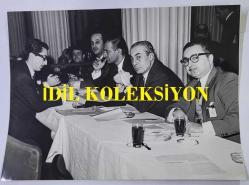 1967 HÜRRİYET ALTIN MİKROFON YARIŞMASI JÜRİ ÜYELERİNİN ORİJİNAL BÜYÜK BOY FOTOĞRAFI - 24 x 18 cm EBADINDA - 1967 HÜRRİYET ALTIN MİKROFON YARIŞMASI JÜRİ ÜYELERİ, ENGİN ARMAN, FECRİ EBCİOĞLU, YILMAZ HİÇYILMAZ, BAKİ SÜHA EDİBOĞLU ve KAYHAN ÇAĞLAYAN AYNI KAREDELER... ÖZEL ARŞİV