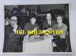 1967 HÜRRİYET ALTIN MİKROFON YARIŞMASI JÜRİ ÜYELERİNİN ORİJİNAL BÜYÜK BOY FOTOĞRAFI - 24 x 18 cm EBADINDA - 1967 HÜRRİYET ALTIN MİKROFON YARIŞMASI, MUAMMER YEŞİL, İNCİ PİRİNÇCİOĞLU, FECRİ EBCİOĞLU ve RÜÇHAN ÇAMAY AYNI MASADA OTURURLARKEN ÇEKİLMİŞ NET KALİTEDE BİR FOTOĞRAF... ÖZEL ARŞİV