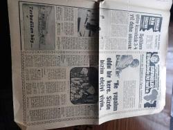 Akşam Gazetesi - Turkish Newspaper - 25 Temmuz 1970 - Süleyman Demirel basın hürriyeti bir meşaledir dedi - sansür 62 yıl önce kalkmıştı - Lozan Antlaşması'nın 47. Yıl dönümünde CHP'nin genç milletvekilleri İsmet İnönü'yü evinde ziyaret etti - Osman ikbal esrarengiz bir şekilde öldü Fotoğrafı - Tekin Erer ile Hasan Basri Albayrak meclis kulisinde dövüştü - bikinili jüri Erkek Güzeli olarak Engin Ünal'ı seçti Fotoğrafı - Devlet bakanı Turhan Bilgin bizi cezalandırmak kimsenin haddi değil dedi - Amerikan Afyon uzmanları Türkiye'ye geldi - dedem haklı çıktı yazan Çetin Altan - Abdülcanbaz çizen Turhan Selçuk - Müşerref Hekimoğlu Afrika gezisini anlatıyor - pop müzik topluluğu Frijid Pink'i 1FBI memuru bir polis koruyor Fotoğrafı - Kanat Gür ve topluluğu Fotoğrafı - Özdemir Erdoğan altın plaka kazandı fotoğraf - haftanın plakları - Sanatçı Alpay Fotoğrafı - Fenerbahçe Galatasaray Beşiktaş sezonun ilk çalışması dün yaptı - Metin Oktay galatasaraylılara başarı dilerken Fotoğrafı - Yelken