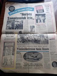 Akşam Gazetesi - Turkish Newspaper - 25 Temmuz 1970 - Süleyman Demirel basın hürriyeti bir meşaledir dedi - sansür 62 yıl önce kalkmıştı - Lozan Antlaşması'nın 47. Yıl dönümünde CHP'nin genç milletvekilleri İsmet İnönü'yü evinde ziyaret etti - Osman ikbal esrarengiz bir şekilde öldü Fotoğrafı - Tekin Erer ile Hasan Basri Albayrak meclis kulisinde dövüştü - bikinili jüri Erkek Güzeli olarak Engin Ünal'ı seçti Fotoğrafı - Devlet bakanı Turhan Bilgin bizi cezalandırmak kimsenin haddi değil dedi - Amerikan Afyon uzmanları Türkiye'ye geldi - dedem haklı çıktı yazan Çetin Altan - Abdülcanbaz çizen Turhan Selçuk - Müşerref Hekimoğlu Afrika gezisini anlatıyor - pop müzik topluluğu Frijid Pink'i 1FBI memuru bir polis koruyor Fotoğrafı - Kanat Gür ve topluluğu Fotoğrafı - Özdemir Erdoğan altın plaka kazandı fotoğraf - haftanın plakları - Sanatçı Alpay Fotoğrafı - Fenerbahçe Galatasaray Beşiktaş sezonun ilk çalışması dün yaptı - Metin Oktay galatasaraylılara başarı dilerken Fotoğrafı - Yelken