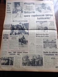 Akşam Gazetesi - Turkish Newspaper - 17 Eylül 1966 - Naaş katafalka konuldu Cemal Gürsel'e son saygı duruşu yapılıyor - hükümet yas kararı vermediği halde polis eğlence yerlerini kapattı - milli yas skandalı - Ankara orduevinde düğün yapıldı - Doktorlar Melahat Gürsel'in devamlı sigara içmesini engelleyemiyor - Süleyman Demirel'in hasta olduğu açıklandı - Kıbrıs'ta 12 Türk köyü abluka altına alındı - sahne sanatkarı Cemal Sahir ağır hasta Fotoğrafı - Amerika Türkiye'den 150 terzi istedi - Şaka mı ediyorsunuz Demirel yazan Çetin Altan - Yargıtay başkanının sözleri ve saldırılar yazan Profesör Muammer Aksoy - alarm tertibatlı Akbank banka binası hizmete açıldı - Hürrem Sultan'ın sonu ve sonrası yazan ve çizen Ratip Tahir Burak - Johnny Hallyday ne için intihara kalkıştı - Beatles grubunun kuruluşundan bu yana John Lennon ilk defa tıraş oldu Fotoğraf - Türkiye'de sporu yapılmayan yarışa katılıyoruz - motosiklet milli takımımız Yarın Bulgaristan'da yarışacak - Hüseyin Alp Altınordu'da