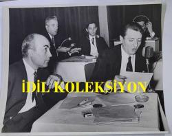 1967 HÜRRİYET ALTIN MİKROFON YARIŞMASI ORİJİNAL BÜYÜK BOY FOTOĞRAFI - 22 x 18 cm EBADINDA - 1967 HÜRRİYET ALTIN MİKROFON YARIŞMASI, MASASINDA YERİNİ ALMIŞ OLAN GAZETECİ KEMAL BİSALMAN ve ADNAN TAHİR GÜNTAN AYNI KAREDEYKEN ÇEKİLMİŞ BİR FOTOĞRAF. MASADA FİLTRESİZ BAFRA SİGARASI İLE. 24 ŞUBAT 1967... ÖZEL ARŞİV