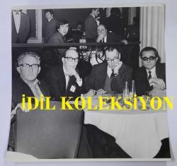 1967 HÜRRİYET ALTIN MİKROFON YARIŞMASI ORİJİNAL FOTOĞRAFI - 18 x 18 cm EBADINDA - 1967 HÜRRİYET ALTIN MİKROFON YARIŞMASI, MASASINDA YERİNİ ALMIŞ OLAN KONSERVATUAR EKİBİNDEN  1. KUŞAK TÜRK BESTECİLERİNDEN RAŞİT ABED, KEMAL ERHAN, AVUSTURYA ASILLI TÜRK PİYANİST FERDİ ŞTATZER ve ÜNLÜ KEMANCI ve DOKTOR ERDOĞAN SAYDAM AYNI KREDELER. ARKA MASADA SOLDA YER ALAN İSE ROCK SANATÇISI MESUT AYTUNCA'DIR... 24 ŞUBAT 1967. ÖZEL ARŞİV