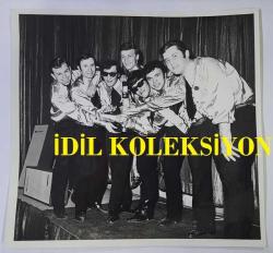1967 HÜRRİYET ALTIN MİKROFON YARIŞMASI ORİJİNAL FOTOĞRAFI - 19 x 18 cm EBADINDA - 1965 HÜRRİYET ALTIN MİKROFON YARIŞMASINA KATILAN YARIŞMACI GRUPLARDAN BİR KARE