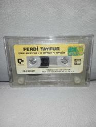 Kaset Ferdi Tayfur içimde Bir his var ya benimsin ya toprağın. Orijinal 1987 dönem Kağıt Baskı. Kartoneti yok. Kasetin bir yüzünde sticker da soyulma var. Kaset baştan sona sorunsuz çalışıyor.