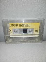Kaset Ferdi Tayfur içimde Bir his var ya benimsin ya toprağın. Orijinal 1987 dönem Kağıt Baskı. Kartoneti yok. Kasetin bir yüzünde sticker da soyulma var. Kaset baştan sona sorunsuz çalışıyor.