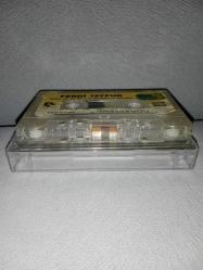Kaset Ferdi Tayfur içimde Bir his var ya benimsin ya toprağın. Orijinal 1987 dönem Kağıt Baskı. Kartoneti yok. Kasetin bir yüzünde sticker da soyulma var. Kaset baştan sona sorunsuz çalışıyor.