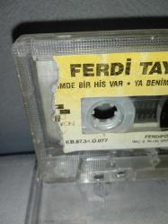 Kaset Ferdi Tayfur içimde Bir his var ya benimsin ya toprağın. Orijinal 1987 dönem Kağıt Baskı. Kartoneti yok. Kasetin bir yüzünde sticker da soyulma var. Kaset baştan sona sorunsuz çalışıyor.