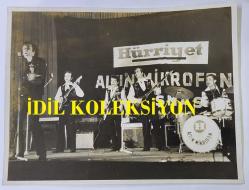 1967 HÜRRİYET ALTIN MİKROFON YARIŞMASI ORİJİNAL BÜYÜK BOY FOTOĞRAFI - 24 x 18 cm EBADINDA - 1967 HÜRRİYET ALTIN MİKROFON YARIŞMASINA KATILAN CEM KARACA ve APAŞLAR, ANKARA'DAKİ SAHNEDE YER ALIRKEN ÇEKİLMİŞ BİR KARE