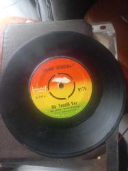 ORHAN GENCEBAY / BİR TESELLİ VER - YORGUN GÖZLER (45'LİK PLAK) -