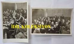 1970'LERDEN HÜRRİYET ALTIN MİKROFON YARIŞMASININ ORİJİNAL 2'Lİ FOTOĞRAF SETİ - 18 x 12 cm EBADINDA - YARIŞMADA JÜRİ ÜYESİ OLARAK YER ALAN FİKRET ŞENEŞ, CEM KARACA ve ORHAN GENCEBAY YAN YANA OTURUP OYLAMA YAPTIKLARI ANLARDA ÇEKİLMİŞ 2 FARKLI KARE... ÖZEL ARŞİV