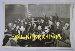 1970'LERDEN HÜRRİYET ALTIN MİKROFON YARIŞMASININ ORİJİNAL 2'Lİ FOTOĞRAF SETİ - 18 x 12 cm EBADINDA - YARIŞMADA JÜRİ ÜYESİ OLARAK YER ALAN FİKRET ŞENEŞ, CEM KARACA ve ORHAN GENCEBAY YAN YANA OTURUP OYLAMA YAPTIKLARI ANLARDA ÇEKİLMİŞ 2 FARKLI KARE... ÖZEL ARŞİV