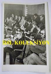 1970'LERDEN HÜRRİYET ALTIN MİKROFON YARIŞMASININ ORİJİNAL 2'Lİ FOTOĞRAF SETİ - 18 x 12 cm EBADINDA - YARIŞMADA JÜRİ ÜYESİ OLARAK YER ALAN FİKRET ŞENEŞ, CEM KARACA ve ORHAN GENCEBAY YAN YANA OTURUP OYLAMA YAPTIKLARI ANLARDA ÇEKİLMİŞ 2 FARKLI KARE... ÖZEL ARŞİV