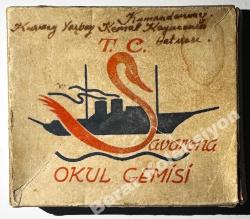 T.C. Okul Gemisi Sigara Kutusu Üzerinde Kumandanızımız Kurmay Yarbay Kemal Kayacan Hatırası Yazmaktadır. ( Kemal Kayacan Aynı Zamanda Milletvekilidir)