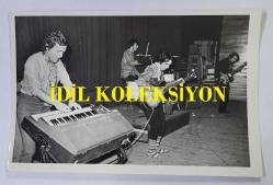 1970'LERDEN HÜRRİYET ALTIN MİKROFON YARIŞMASININ ORİJİNAL FOTOĞRAFI - 18 x 12 cm EBADINDA - ALTIN MİKROFON YARIŞMASINA KATILAN MÜZİK GRUPLARINDAN BİRİ SAHNEDE YER ALIRKEN ÇEKİLMİŞ BİR KARE