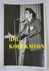 1970'LERDEN HÜRRİYET ALTIN MİKROFON YARIŞMASININ ORİJİNAL FOTOĞRAFI - 18 x 12 cm EBADINDA - ALTIN MİKROFON YARIŞMASI FİNALİSTLERİNDEN ŞARKICI CİHAN AKERSON SAHNEDEYKEN ÇEKİLMİŞ BİR KARE