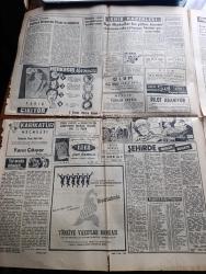 Hürriyet Gazetesi -  Turkish Newspaper - 17 Eylül 1961 - Fatin Rüştü Zorlu Ve Hasan Polatkan İdam Edildi - Adnan Menderes'in Hastalığı Geçmediği İçin Hakkındaki Ölüm Cezası Dün İnfaz Olunamadı - Yassıada Sanıkları Kayseri Cezaevinde Bekleniyor - Adana'da Yoklama Kemal Satır Kaybetti - Adnan Menderes'in Eşi Berrin Menderes Dün Sabah Parti Liderlerine Telefon Etti - müebbet hapse mahkum olanların cezalarını çekeceği İmralı adası Fotoğrafı - Adalet Partisi Ege Teşkilatında Çözülmeler Var - Dört Parti'nin Genel Başkanı Cemal Gürsel İle Görüştüler - karaköy'de tesis edilen Yeni Çarşı Fotoğrafı - ÇBS Boya - Alsancak Stadındaki Maçta Galatasaray 1 Göztepe 1 - Fenerbahçe Ankaragücü'nü Dünkü Maçta 2 1 Yendi - Metin Oktay'lı Palermo Bugün Catania İle Oynuyor fotoğraf - Lefter Küçükandonyadis - Fatoş Çizgi Roman - Güngörmüşler Çizgi Roman -  Toto Maçında Hacettepe Galip - Beşiktaş'ın Beraberlikle Golü Fotoğraf - İzmir fuarını 1,5 milyon kişi ziyaret etti - Kerim Han ile Anuşka evlenecekler Foto