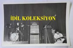 1970'LERDEN HÜRRİYET ALTIN MİKROFON YARIŞMASININ ORİJİNAL FOTOĞRAFI - 18 x 12 cm EBADINDA - ALTIN MİKROFON YARIŞMASINA KATILAN MÜZİK GRUPLARINDAN BİRİ SAHNEDE YER ALIRKEN ÇEKİLMİŞ BİR KARE