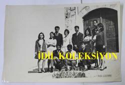 1970'LERDEN HÜRRİYET ALTIN MİKROFON YARIŞMASININ ORİJİNAL FOTOĞRAFI - 18 x 12 cm EBADINDA - ALTIN MİKROFON YARIŞMASINDA FİNALE KALANLARDAN BİR KISMI TOPLU HALDE POZ VERİRKEN ÇEKİLMİŞ BİR KARE