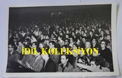 1970'LERDEN HÜRRİYET ALTIN MİKROFON YARIŞMASININ ORİJİNAL FOTOĞRAFI - 18 x 12 cm EBADINDA - ALTIN MİKROFON YARIŞMASINDA DİNLEYİCİLERİ GÖSTEREN BİR KARE