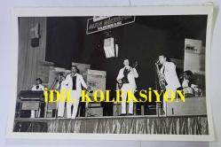 1970'LERDEN HÜRRİYET ALTIN MİKROFON YARIŞMASININ ORİJİNAL FOTOĞRAFI - 18 x 12 cm EBADINDA - ALTIN MİKROFON YARIŞMASINA KATILAN YARIŞMACI ORKESTRALARDAN BİRİ SAHNEDEYKEN ÇEKİLMİŞ BİR KARE