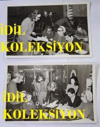 1970'LERDEN HÜRRİYET ALTIN MİKROFON YARIŞMASININ ORİJİNAL 2'Lİ FOTOĞRAF SETİ - 18 x 12 cm EBADINDA - ALTIN MİKROFON YARIŞMASINDA JÜRİ OLARAK YER ALAN CEM KARACA'NIN OLDUĞU 2 FARKLI KARE