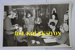 1970'LERDEN HÜRRİYET ALTIN MİKROFON YARIŞMASININ ORİJİNAL 2'Lİ FOTOĞRAF SETİ - 18 x 12 cm EBADINDA - ALTIN MİKROFON YARIŞMASINDA JÜRİ OLARAK YER ALAN CEM KARACA'NIN OLDUĞU 2 FARKLI KARE