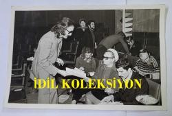 1970'LERDEN HÜRRİYET ALTIN MİKROFON YARIŞMASININ ORİJİNAL 2'Lİ FOTOĞRAF SETİ - 18 x 12 cm EBADINDA - ALTIN MİKROFON YARIŞMASINDA JÜRİ OLARAK YER ALAN CEM KARACA'NIN OLDUĞU 2 FARKLI KARE