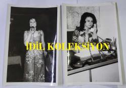 1970'LERDEN HÜRRİYET ALTIN MİKROFON YARIŞMASININ ORİJİNAL 2'Lİ FOTOĞRAF SETİ - 18 x 12 cm EBADINDA - ALTIN MİKROFON YARIŞMASINA KATILAN ve 5 LİSAN BİLEN SEKRETER JAKLİN'İN 2 FARKLI FOTOĞRAFI