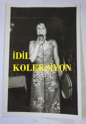 1970'LERDEN HÜRRİYET ALTIN MİKROFON YARIŞMASININ ORİJİNAL 2'Lİ FOTOĞRAF SETİ - 18 x 12 cm EBADINDA - ALTIN MİKROFON YARIŞMASINA KATILAN ve 5 LİSAN BİLEN SEKRETER JAKLİN'İN 2 FARKLI FOTOĞRAFI