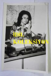 1970'LERDEN HÜRRİYET ALTIN MİKROFON YARIŞMASININ ORİJİNAL 2'Lİ FOTOĞRAF SETİ - 18 x 12 cm EBADINDA - ALTIN MİKROFON YARIŞMASINA KATILAN ve 5 LİSAN BİLEN SEKRETER JAKLİN'İN 2 FARKLI FOTOĞRAFI